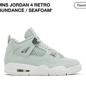Jordan Women’s Mint Green and White Retro Sneakers SEA FOAM ABUNDANCE
NEW/ BOX